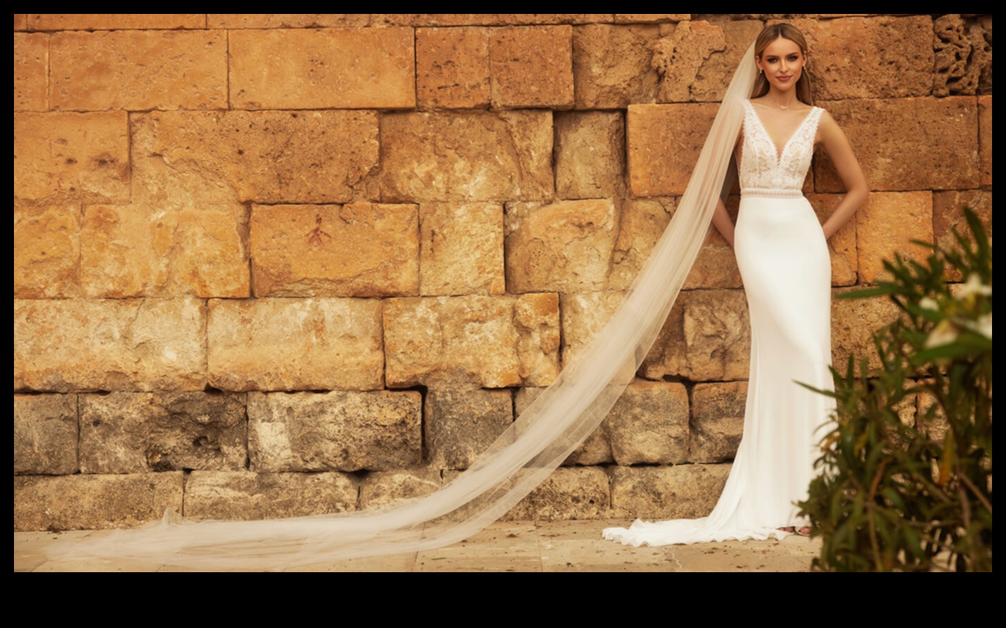 Chic Unveilings: Announce Love's Beginning