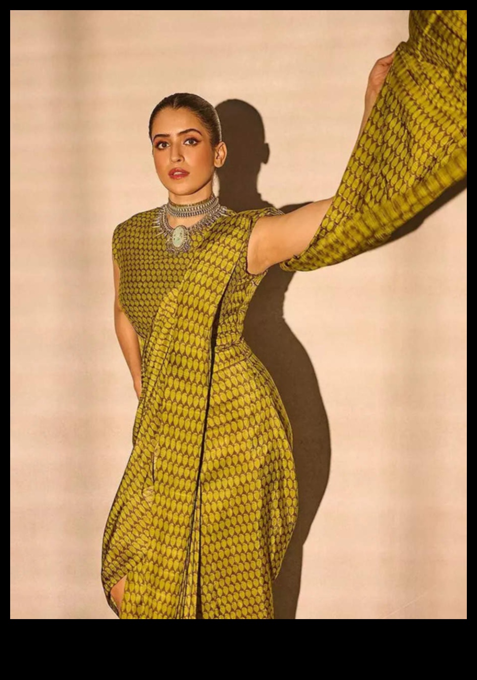 Chic Unveilings: Announce Love's Beginning