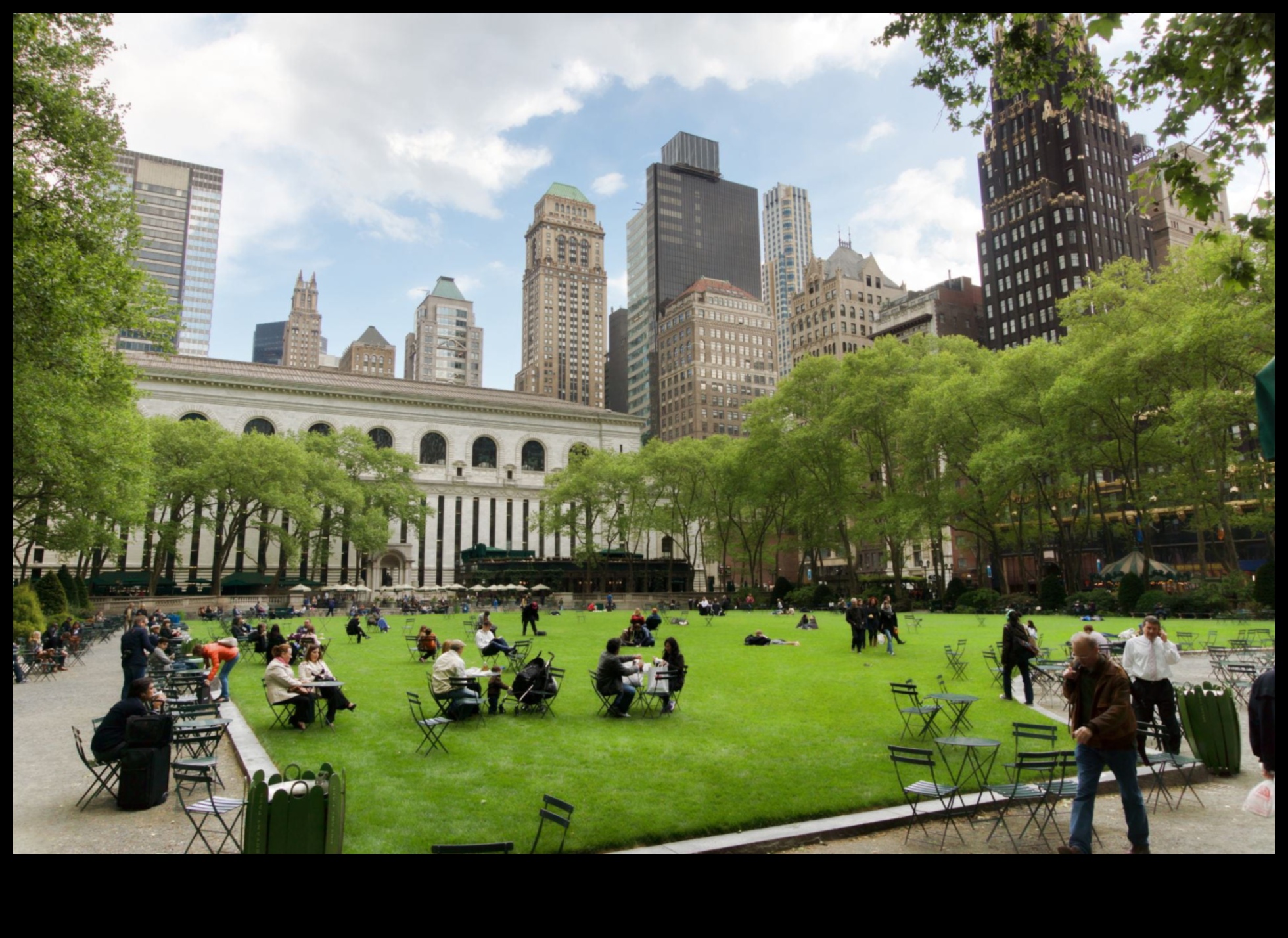 City Park Planks: Outdoor Workouts in Metropolitan Green Spaces