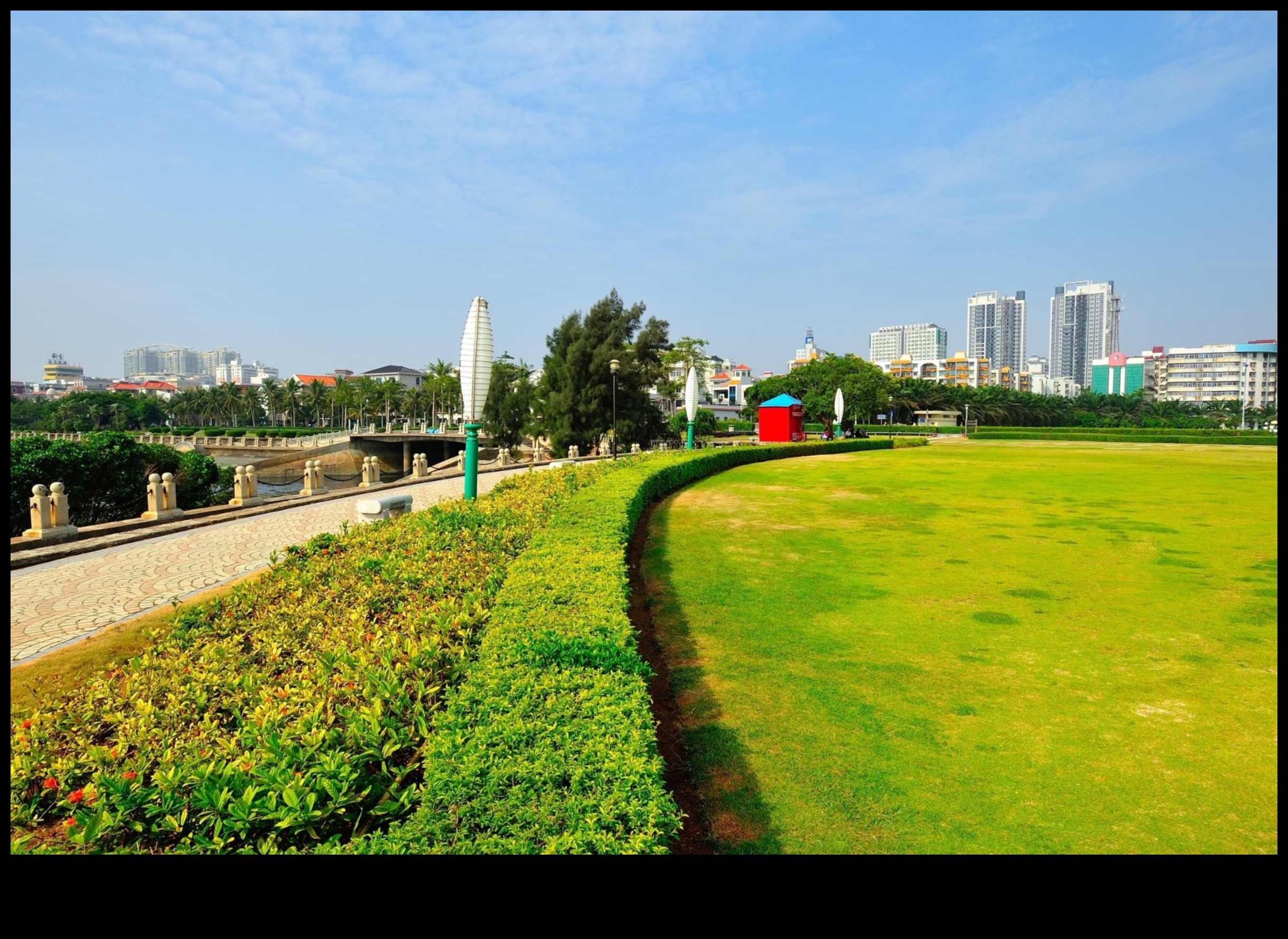 City Park Planks: Outdoor Workouts in Metropolitan Green Spaces