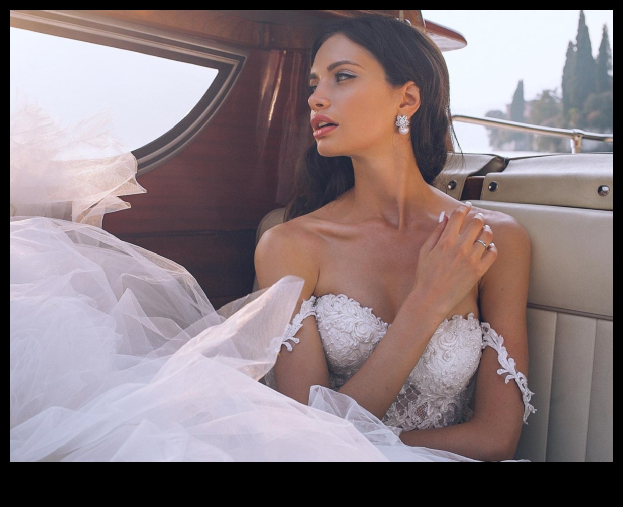 Dazzling Details: Bridal Jewelry Brilliance