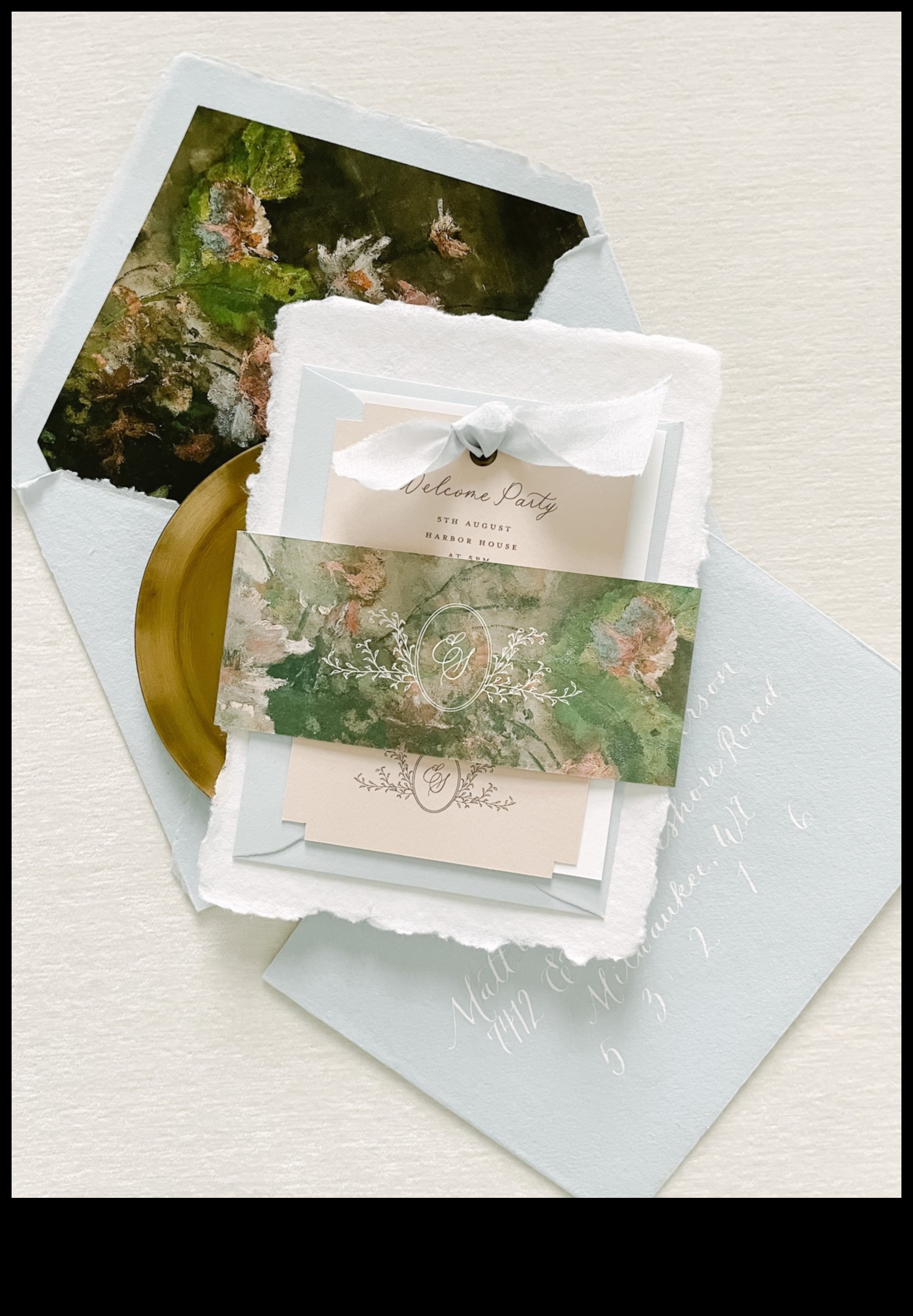 Paper Dreams: Craft Your Wedding Invitations